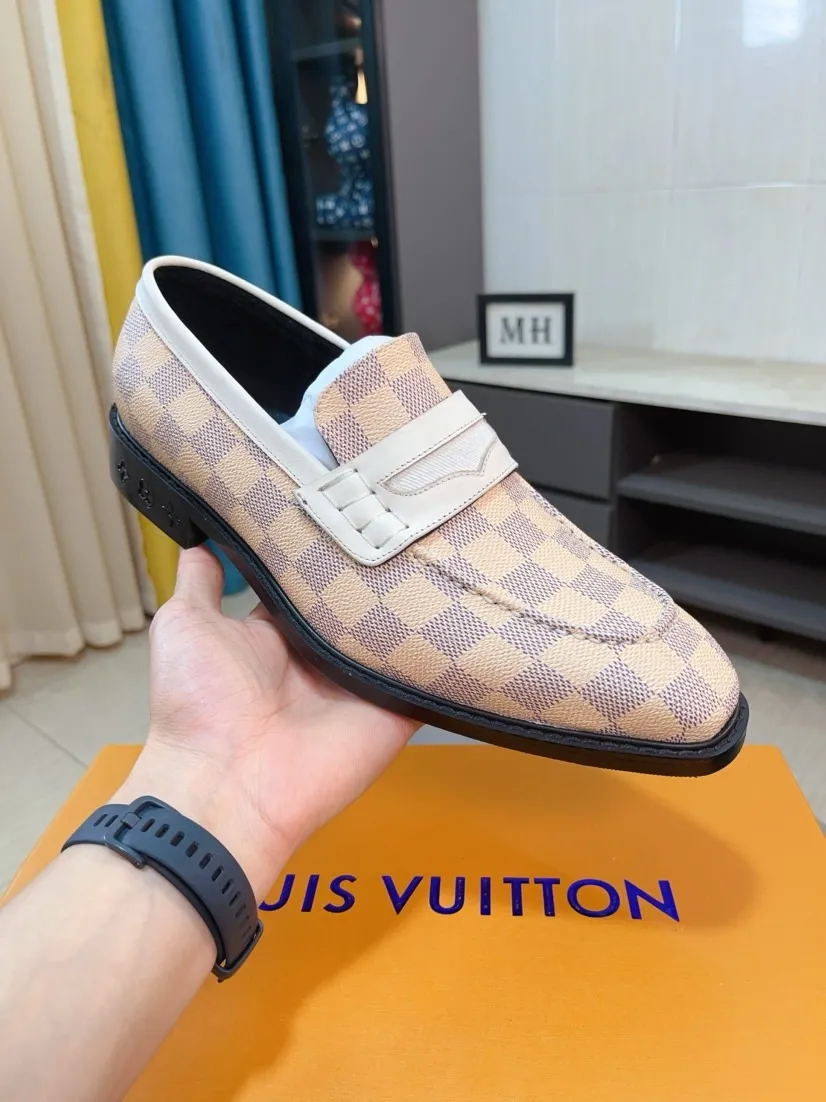 Ex-factory price 720🌹🌹High version [LV] Louis Vuitton's popular casual leather shoes🎖Fashionable and elegant🎖🎖Material: Original imported open-edge beaded cowhide, washed cowhide leather lining, original open-molded rubber outsole, high-end and classy, ​​elegant quality, instantly transforming into a handsome man ❤❤Standard\nNumber: 38-44